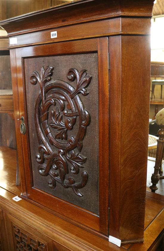 Carved corner cupboard(-)